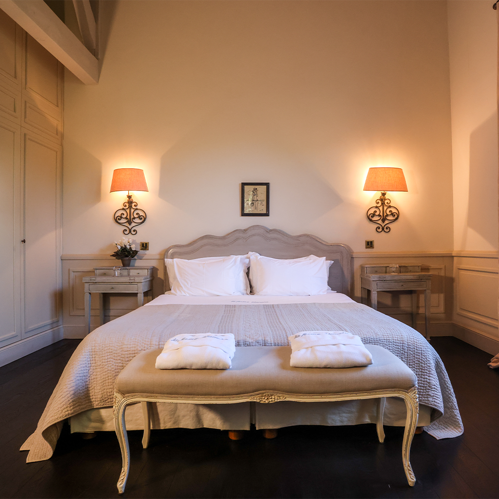 french riviera - côte d'azur - villa - luxe - luxury - haut de gamme - ultra luxe - architecture - design - cap d'antibes - Global luxury - chambre - bedroom